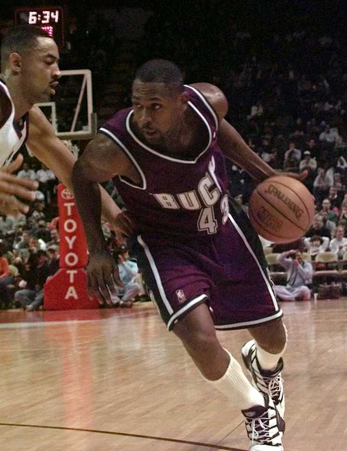 Bucks' Glenn Robinson (43) in action against Washington